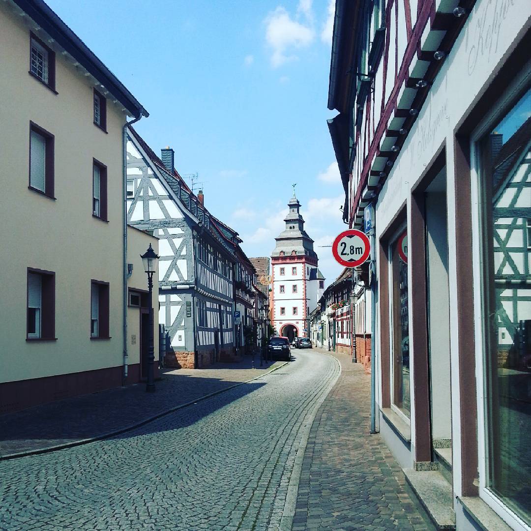 Die Steinheimer Straße mit der Bäckerei Haas und dem Steinheimer-Tor