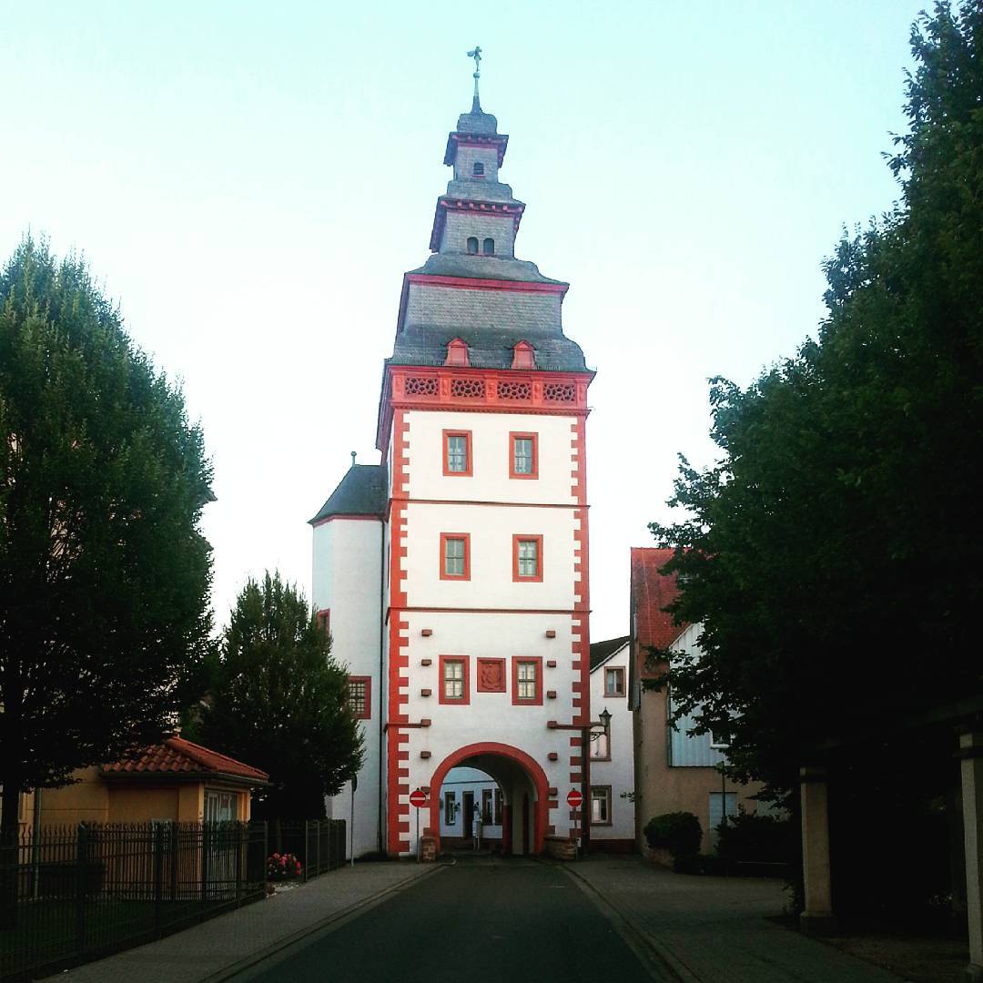 Das Steinheimer-Tor ist eines der alten Seligenstädter Stadttore und als einziges in Form und Standort noch vollständig erhalten. Es liegt in der Steinheimer Straße und markiert die Grenze zur Altstadt