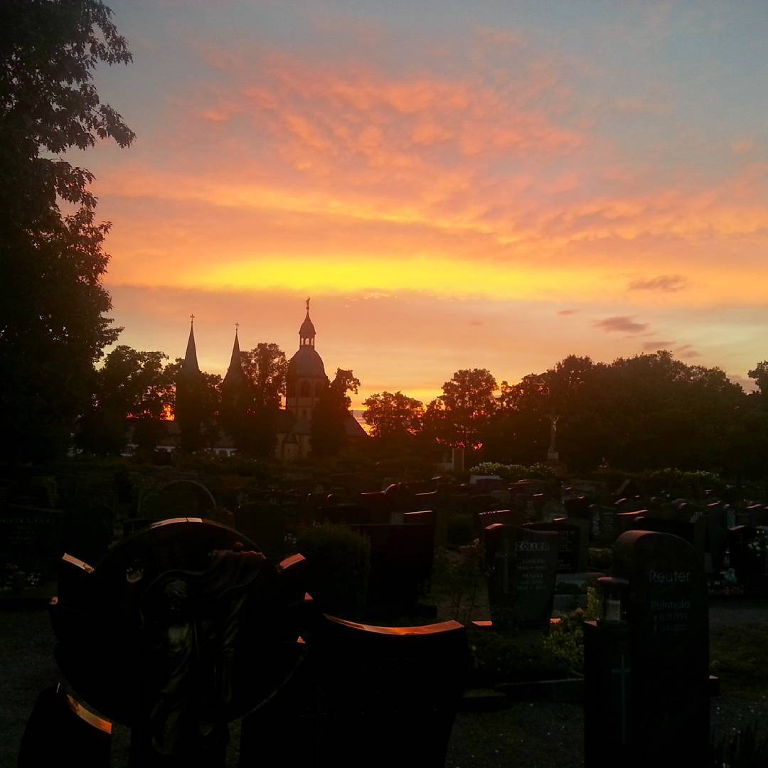 Einen wunderschönen Abend wünsche ich euch mit diesem beeindruckenden Sonnenuntergang über dem Friedhof Seligenstadt