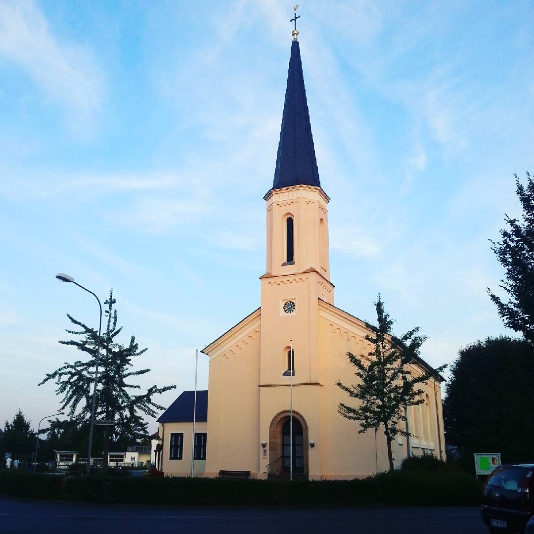 Die evangelische Kirche in Seligenstadt steht genau an dem Ort, an dem sich mit der Zellhäuser Straße und der Aschaffenburger Straße zwei der größten Straßen in Seligenstadt treffen. Nicht nur das gibt einen Hinweis darauf, dass wir uns hier am Beginn der Altstadt befinden