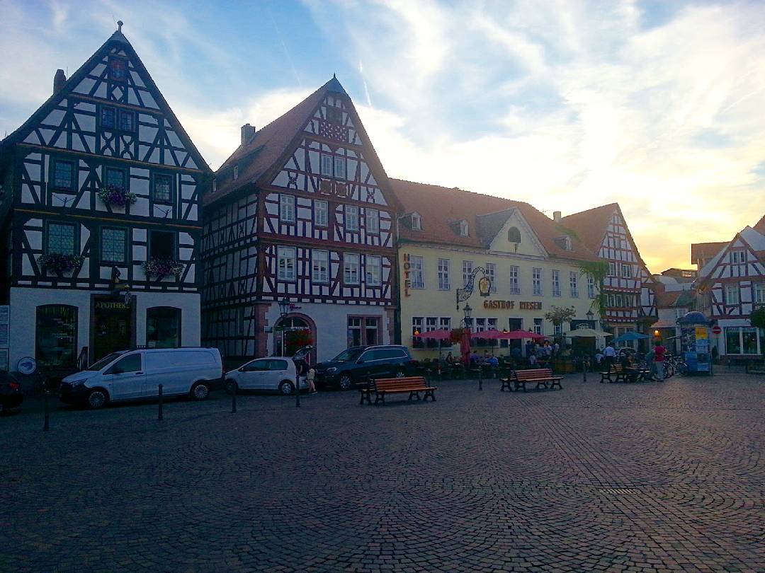 Der Marktplatz aus Sicht des Rathauses. Besonders das Fachwerk ist typisch für diesen Ort in Seligenstadt