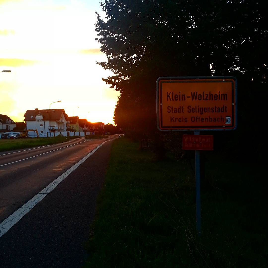 Sonnenuntergang am Ortseingang Klein-Welzheim