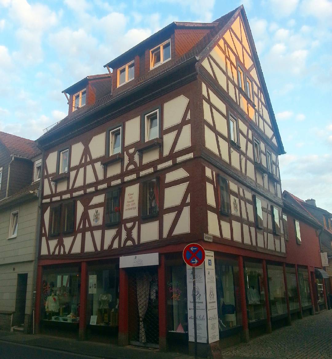 Das Besondere an vielen seligenstädter Geschäften ist, dass sie sich im Erdgeschoss der alten Fachwerkhäuser befinden. Unter anderem das gibt der Seligenstädter Altstadt ihren einzigartigen Flair
