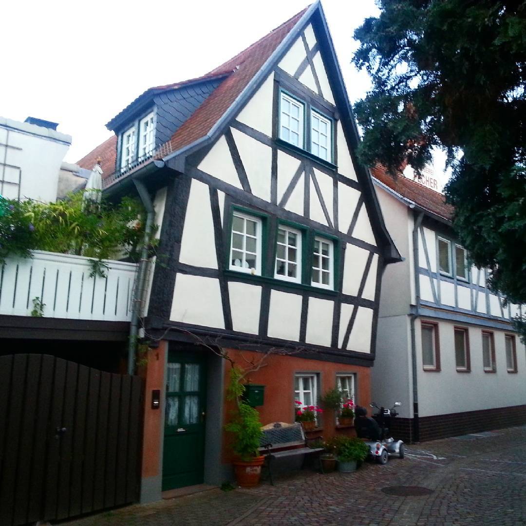 Uriges, schiefes und kleines Fachwerkhaus in der Seligenstädter Altstadt