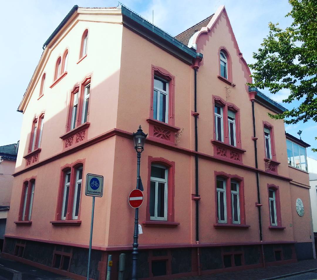 Dieses beeindruckende Haus befindet sich in der Bahnhofstraße am Rand der Altstadt. Es sticht sowohl durch Farbe, als auch durch Bauart hervor. Ein schönes Stück Architektur, das zeigt, dass Seligenstadt nicht nur Fachwerk kann