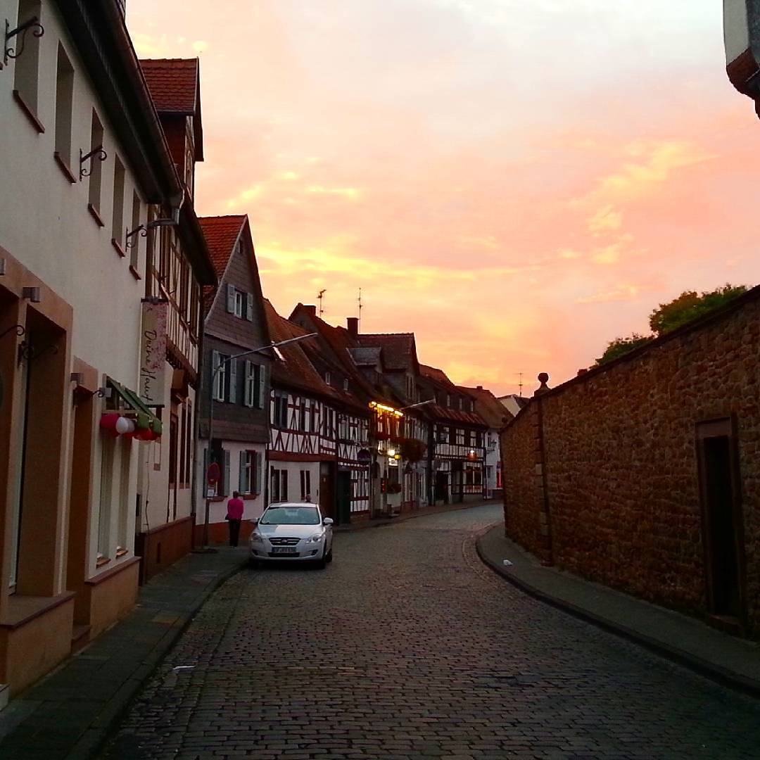 Traumhafter Sonnenuntergang über der Aschaffenburger Straße