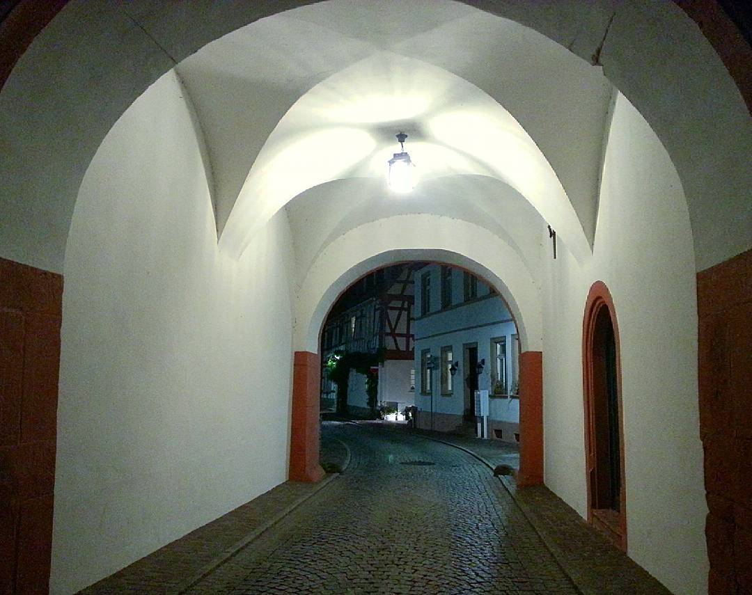 Das Steinheimer Tor bei Nacht. Hier betraten früher Reisende aus Richtung Hanau die Stadt. Es ist als einziges Stadttor in diesem Umfang erhalten und sehr beeindruckend