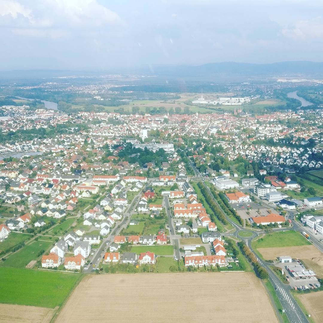 Seligenstadt aus dem Flugzeug fotografiert, in der Mitte des Bildes sieht man das Krankenhaus und den Wasserturm, am hinteren Rand die Altstadt und den Main. So schön ist unsere Stadt! 
Danke für das Foto @yasingermanyofficial