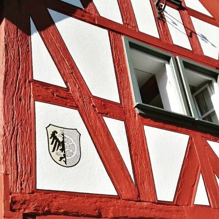 Das seligenstädter Stadtwappen im Fachwerk