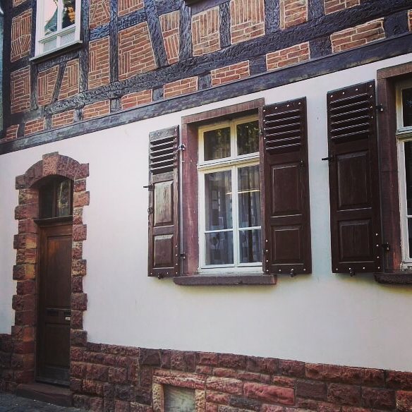 Auch diese schöne Verbindung aus Fachwerk und Steinhaus befindet sich in der Seligenstädter Altstadt in unmittelbarer Nähe zum Marktplatz