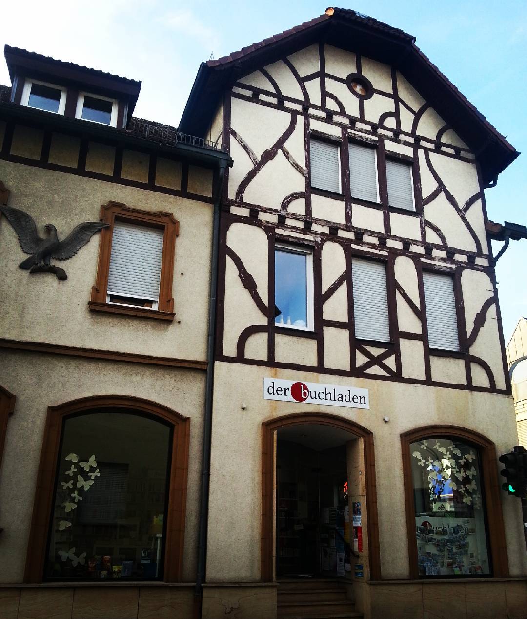 In Seligenstadt liegen Altstadt und Alltag so nah zusammen… @der_buchladen ist nur eins von vielen Geschäften, die sich in einem Haus mit Fachwerk befinden