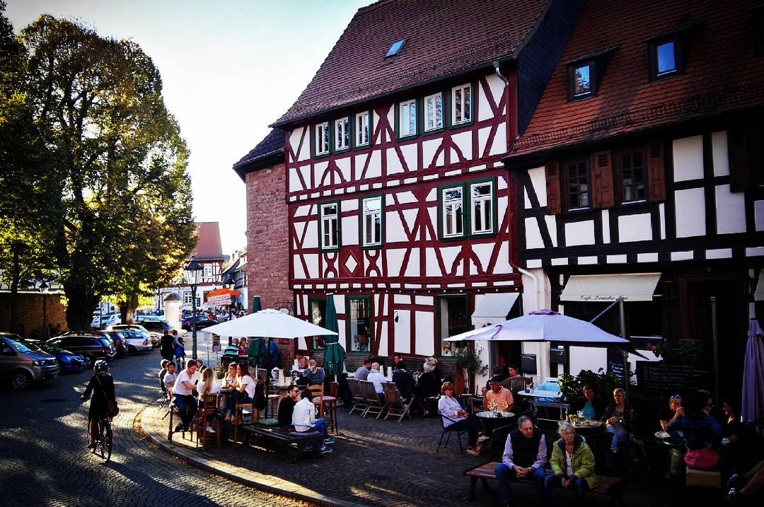 Bei diesem Wetter treibt es nicht nur mich nach draußen. Wie schön, dass wir in Seligenstadt so viele Cafés haben, bei denen man draußen sitzen und die schönen Herbsttage genießen kann 
@weincafeselig