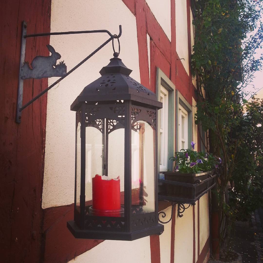 Ein Windlicht an einem Fachwerkhaus in der Seligenstädter Altstadt. Manchmal sind es die Details, die den Zauber Seligenstadts ausmachen