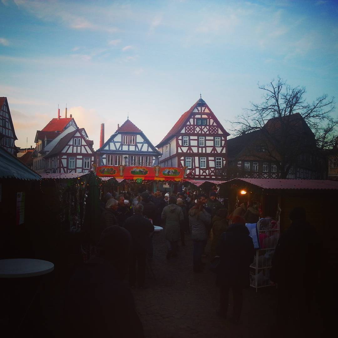 Der Weihnachtsmarkt zieht an so einem schönen Tag wie heute immer viele Besucher an. Auf dem Marktplatz und an den Wochenenden auch am Freihofplatz und in der Bahnhofstraße kann man Glühwein trinken, Weihnachtsgeschenke kaufen oder einfach nur die Zeit genießen