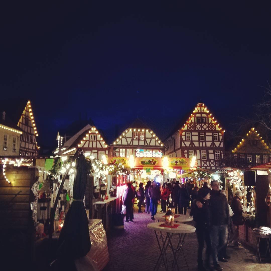 Gestern ging in Seligenstadt der Adventsmarkt zu Ende, deshalb gibt es heute nochmal ein Bild von den so schön beleuchteten Ständen