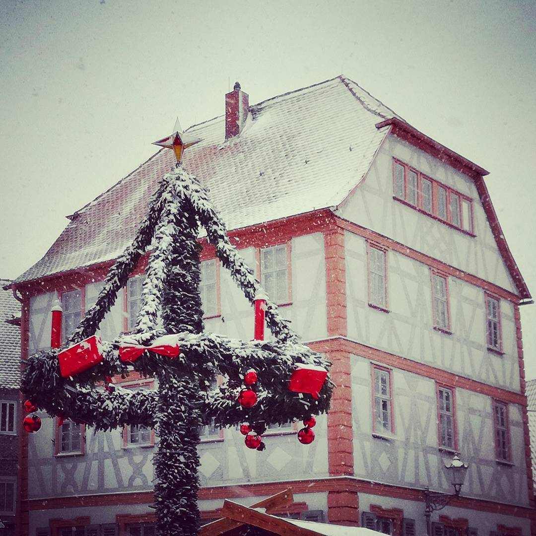 Wir wünschen euch allen frohe Weihnachtstage! 
Aber heute ist nicht nur Heiligabend, sondern es ist auch der vierte Advent. Deshalb hier ein Foto des Adventskranzes auf dem Freihofplatz an einem Tag mit Schnee