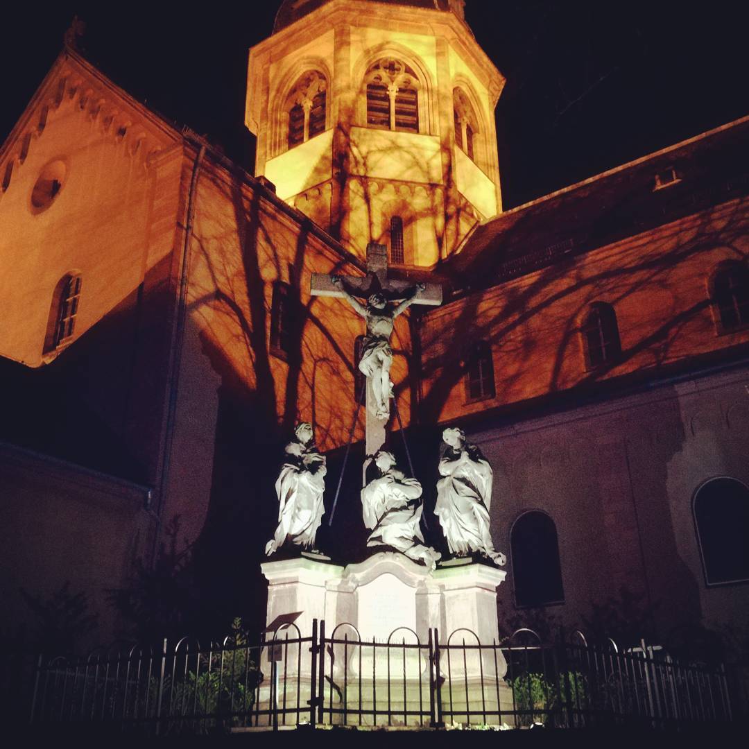 Alle guten Dinge sind drei: ein weiteres Bild der Basilika bei Nacht, hier fotografiert am Schulhof der ehemaligen Hans-Memling-Schule
