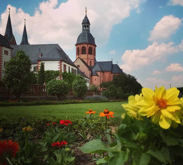 Blumen im Klostergarten und die Einhard-Basilika