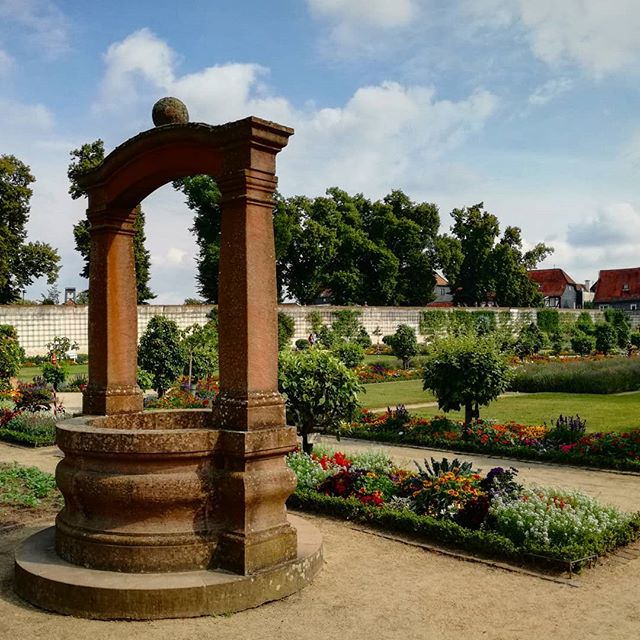 Sommerliches Blühen im Klostergarten Seligenstadt
