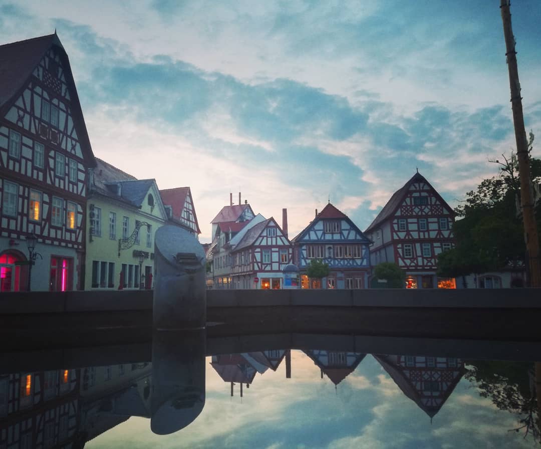 Spiegelung im Marktplatzbrunnen heute Abend… Gute Nacht, mein Seligenstadt