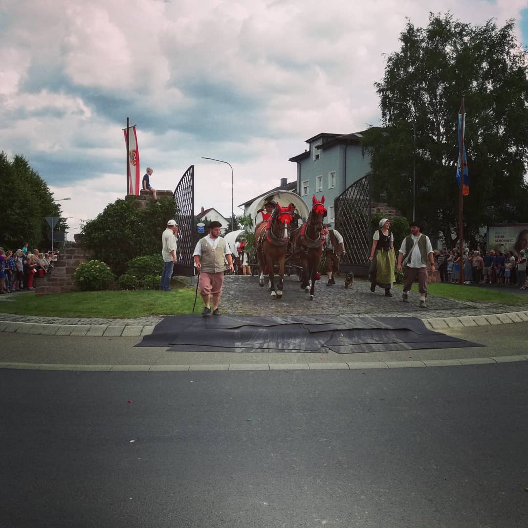 ⏩⏩Lest weiter für Veranstaltungstipps! ⏪⏪
Letztes Wochenende kam der @kaufmannszug_seligenstadt nach einer zweiwöchigen Reise in Seligenstadt an. Zusammen mit dem 275. Jubiläum der @glaabsbraeu die Highlights des Wochenendes. ⏩Auch dieses Wochenende ist viel los! Der @ruf_seligenstadt hat heute, Samstag und Sonntag großes Spring- und Reitturnier. Heute ist Sommerfest von Pro Interplast im Glaabsbräu Innenhof, Sommerfest des @choranderbasilika am Kolpinggelände und der Open-Airport beim @lsvzulu.de in Zellhausen