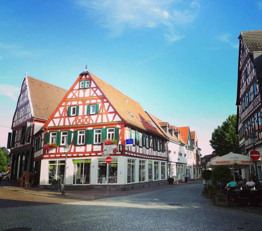Genießen gerade die Mittagspause in Seligenstadt… 🍴 
Werbung wegen Markierung ist das schätze ich auch