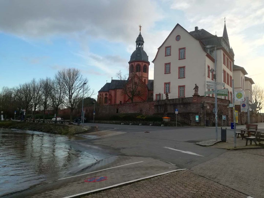 Gerade ist Hochwasser am Main, die Fähre liegt schon am zweiten Anleger. Mutig sind die, die ihr Auto jetzt noch an der Wasserkante parken