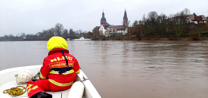 DLRG-Rettungsboot bei Hochwasser im Main zur Tierrettung, Blick auf M. Goerick und Basilika