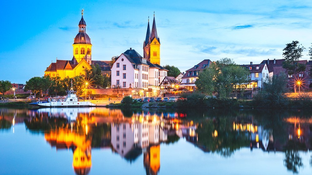 Das wunderschöne Titelbild des Sellestadt Kalenders - Der Blick auf Seligenstadt vom Main.
